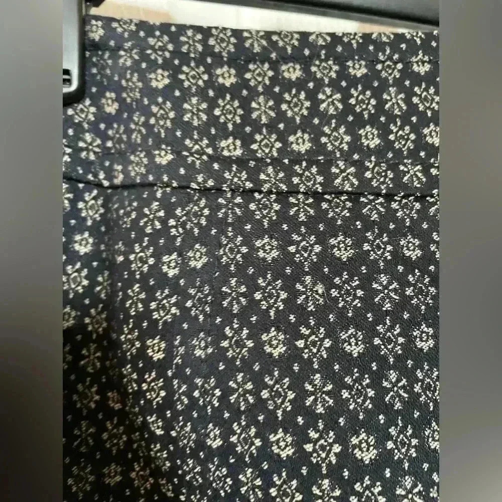 Ann Taylor skirt size 4 beautiful details - Picture 6 of 9